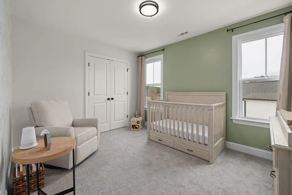 Habitación infantil con cuna junto a la ventana