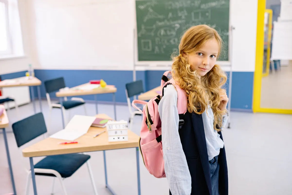 Zaino scolastico aperto su una scrivania