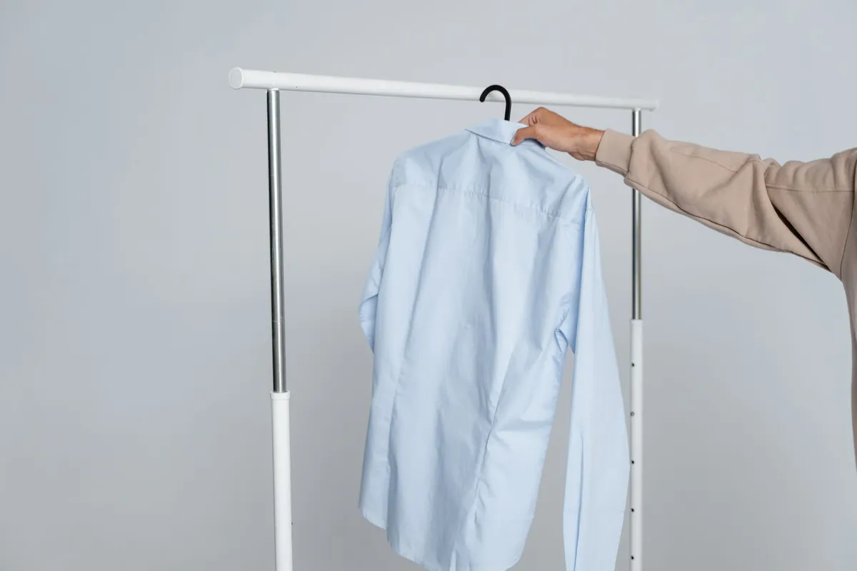 Tendedero con ropa secándose dentro de casa