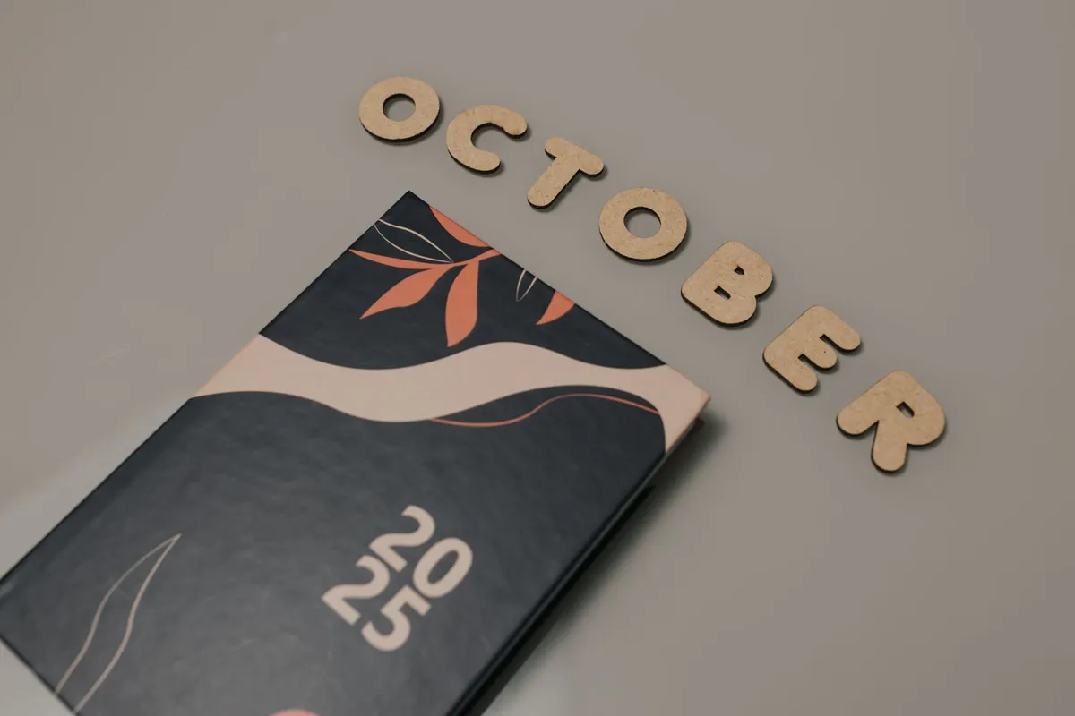 Calendario de octubre sobre un escritorio