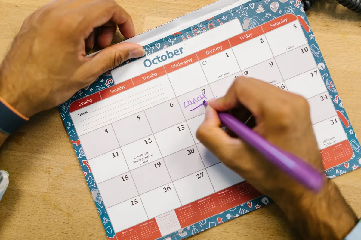 Calendario di ottobre appoggiato su una scrivania