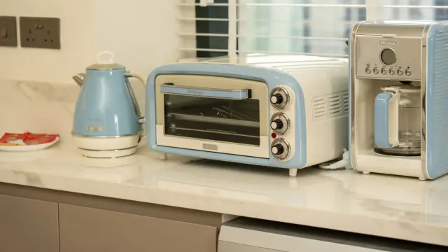 Piano di lavoro stretto con pensile basso e un piccolo elettrodomestico da cucina