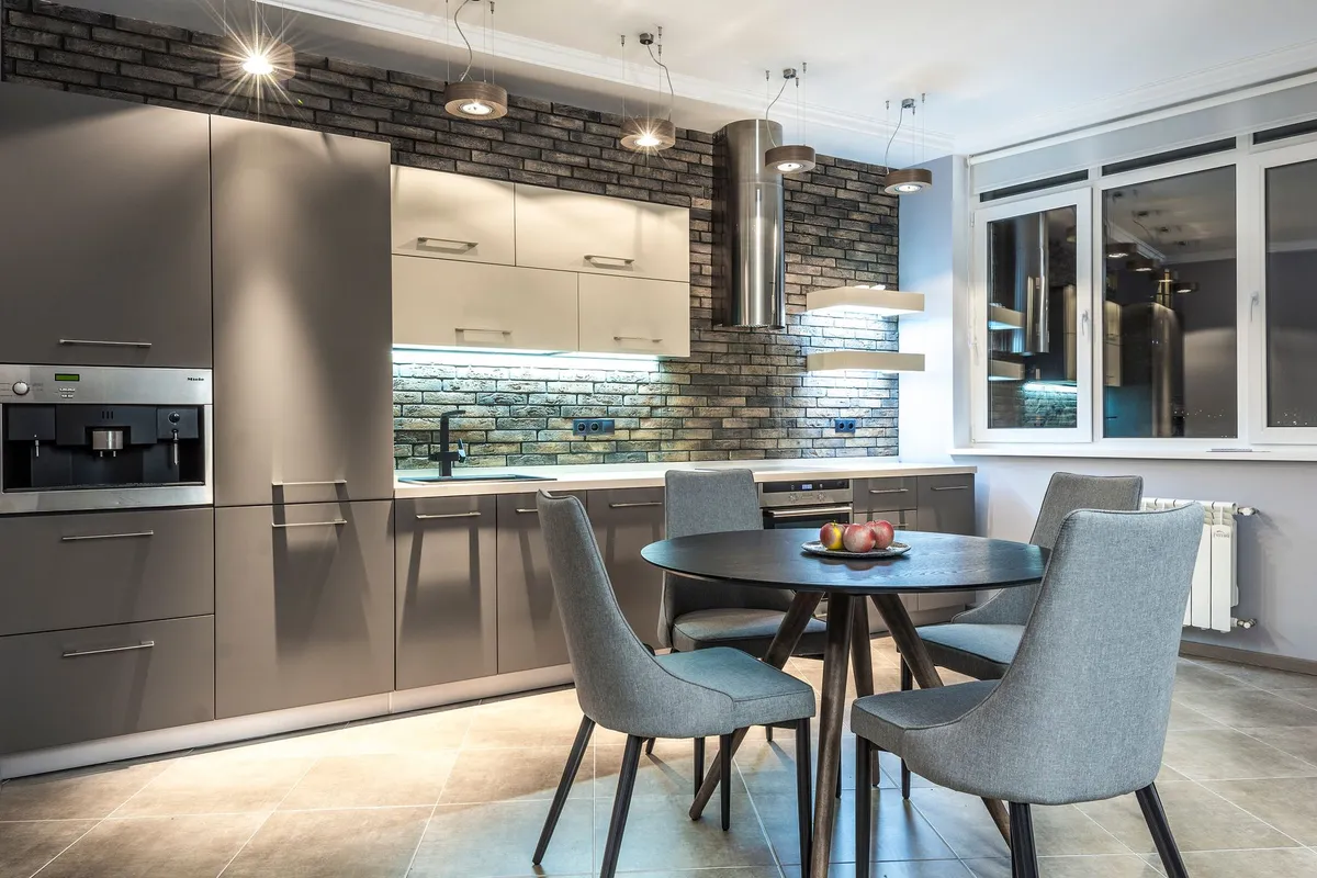 Muebles altos sobre la encimera de una cocina