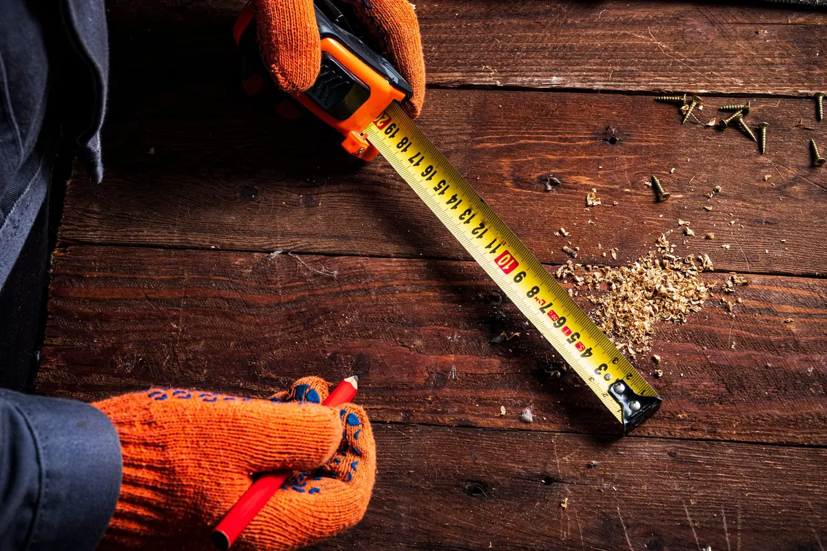 Cinta métrica sobre una encimera de cocina