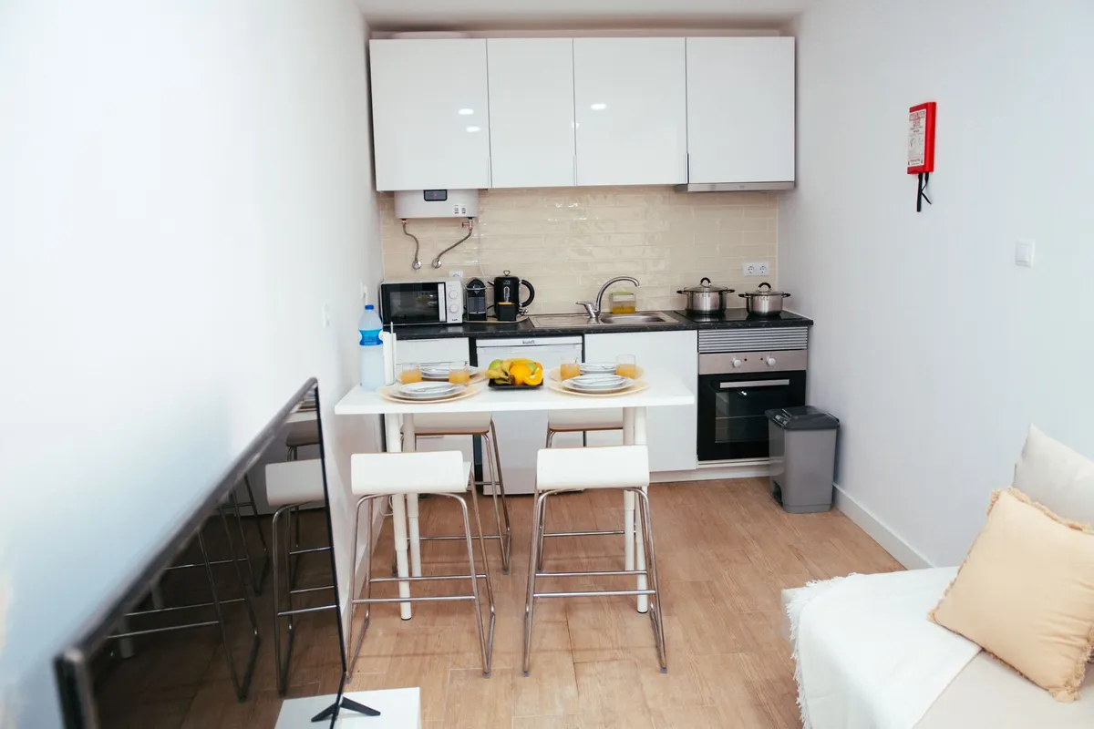 Cocina de un apartamento pequeño con poca encimera libre