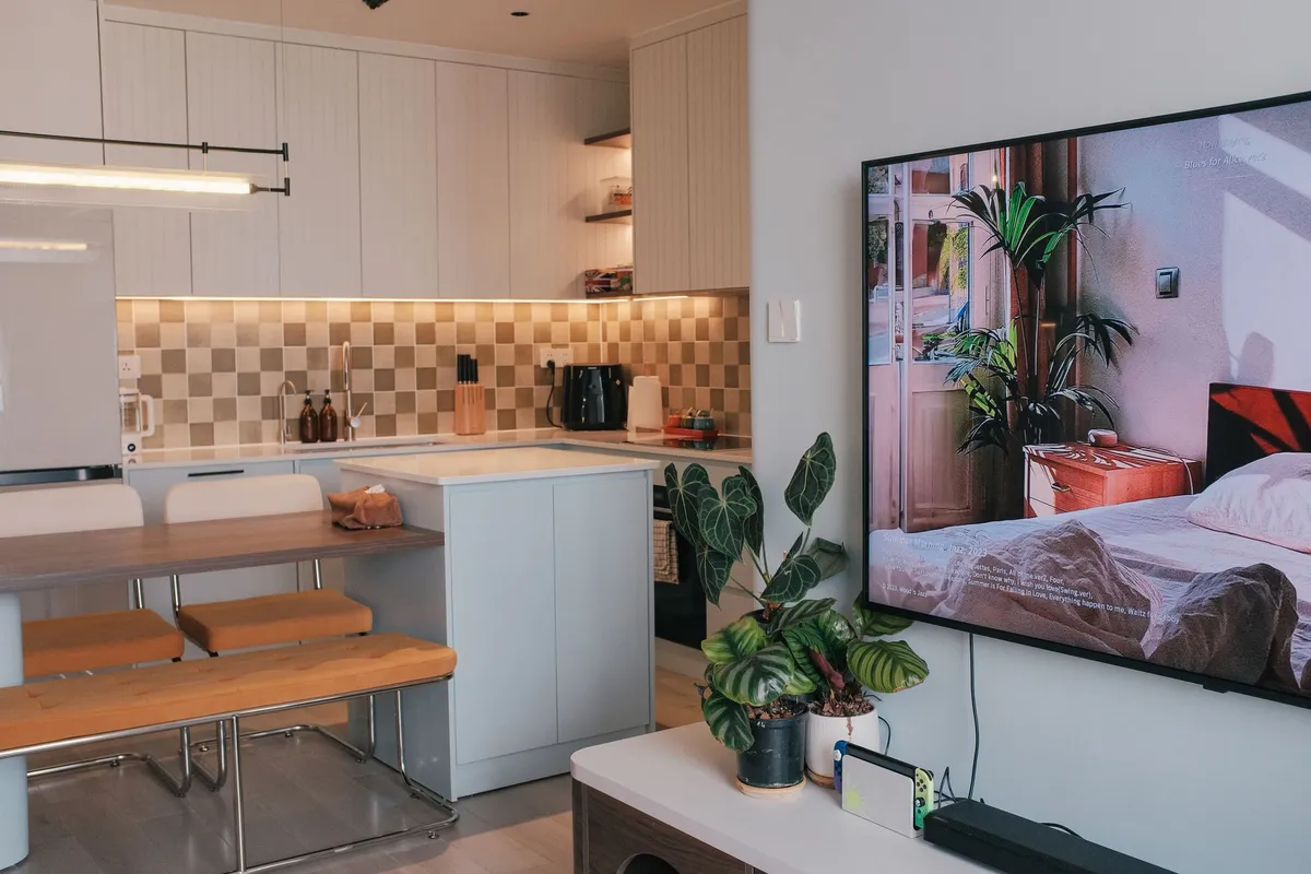 Cucina di un piccolo appartamento con pochi centimetri di piano libero