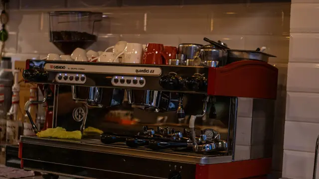 Macchina del caffè espresso appoggiata sul piano di lavoro di una cucina