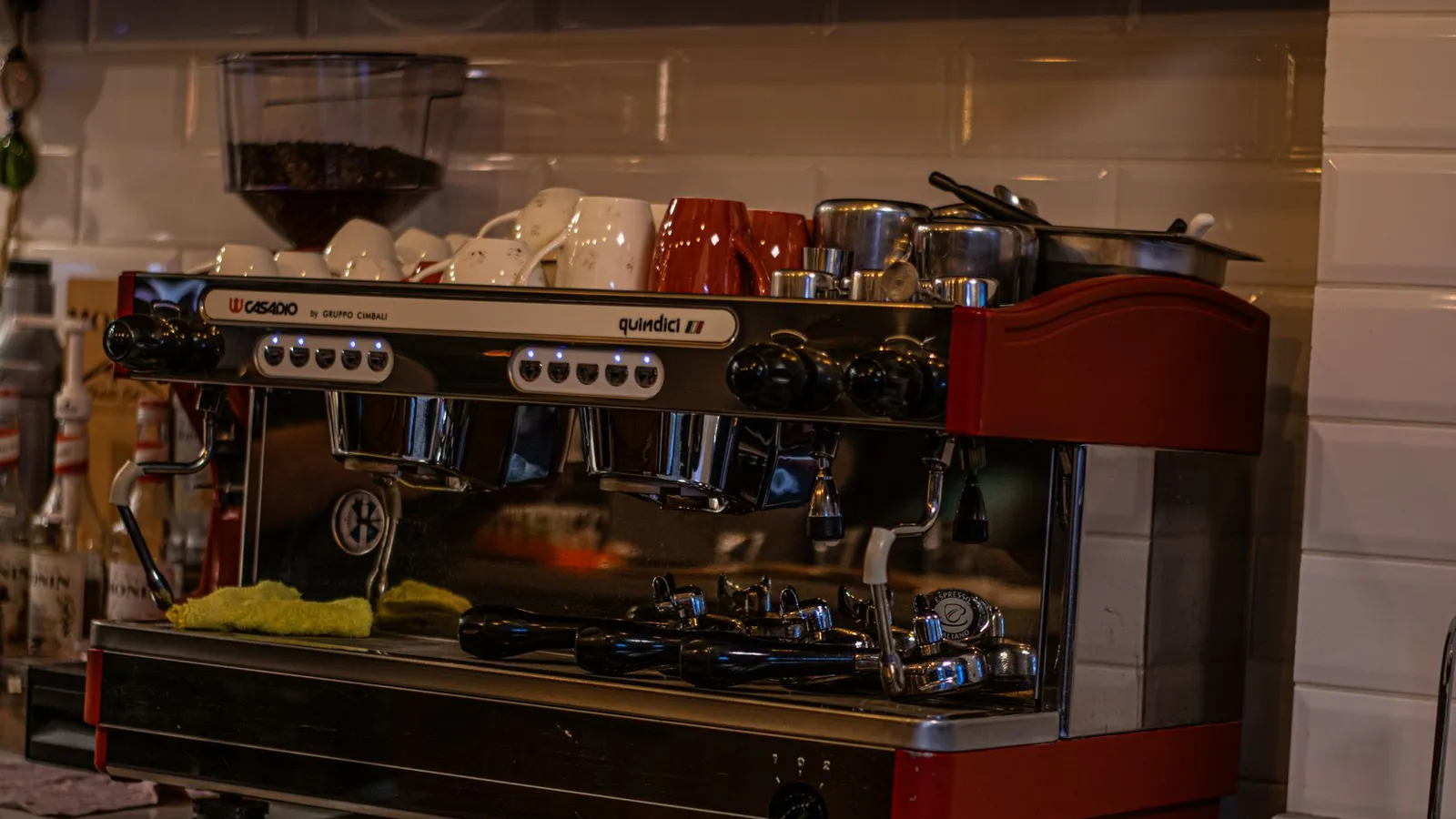 Macchina del caffè espresso appoggiata sul piano di lavoro di una cucina