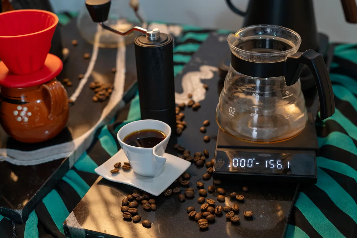 Chicchi di caffè accanto a un macinacaffè