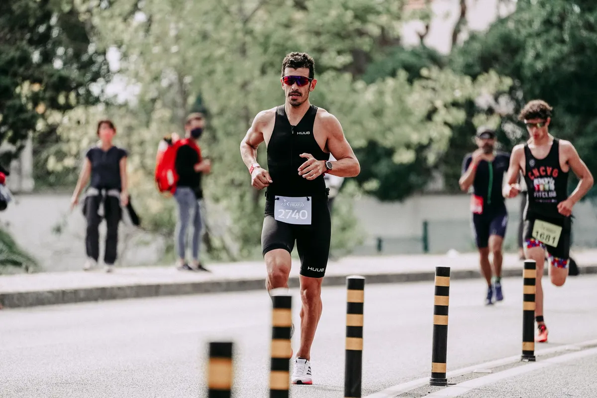 Persona corriendo al aire libre con gafas de sol