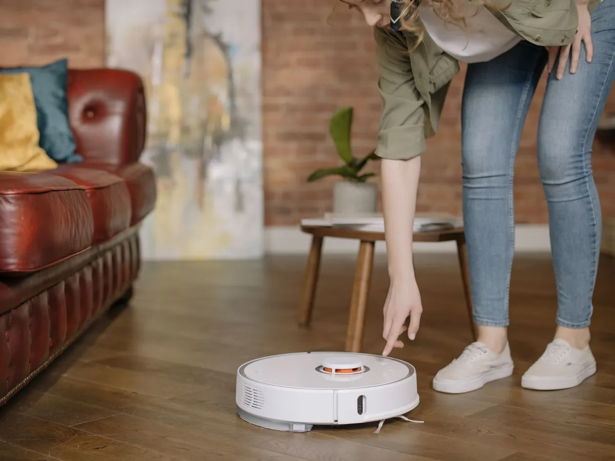 Robot aspirador cruzando el borde de una alfombra