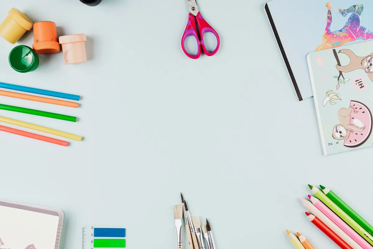 Cuadernos y material escolar sobre el escritorio