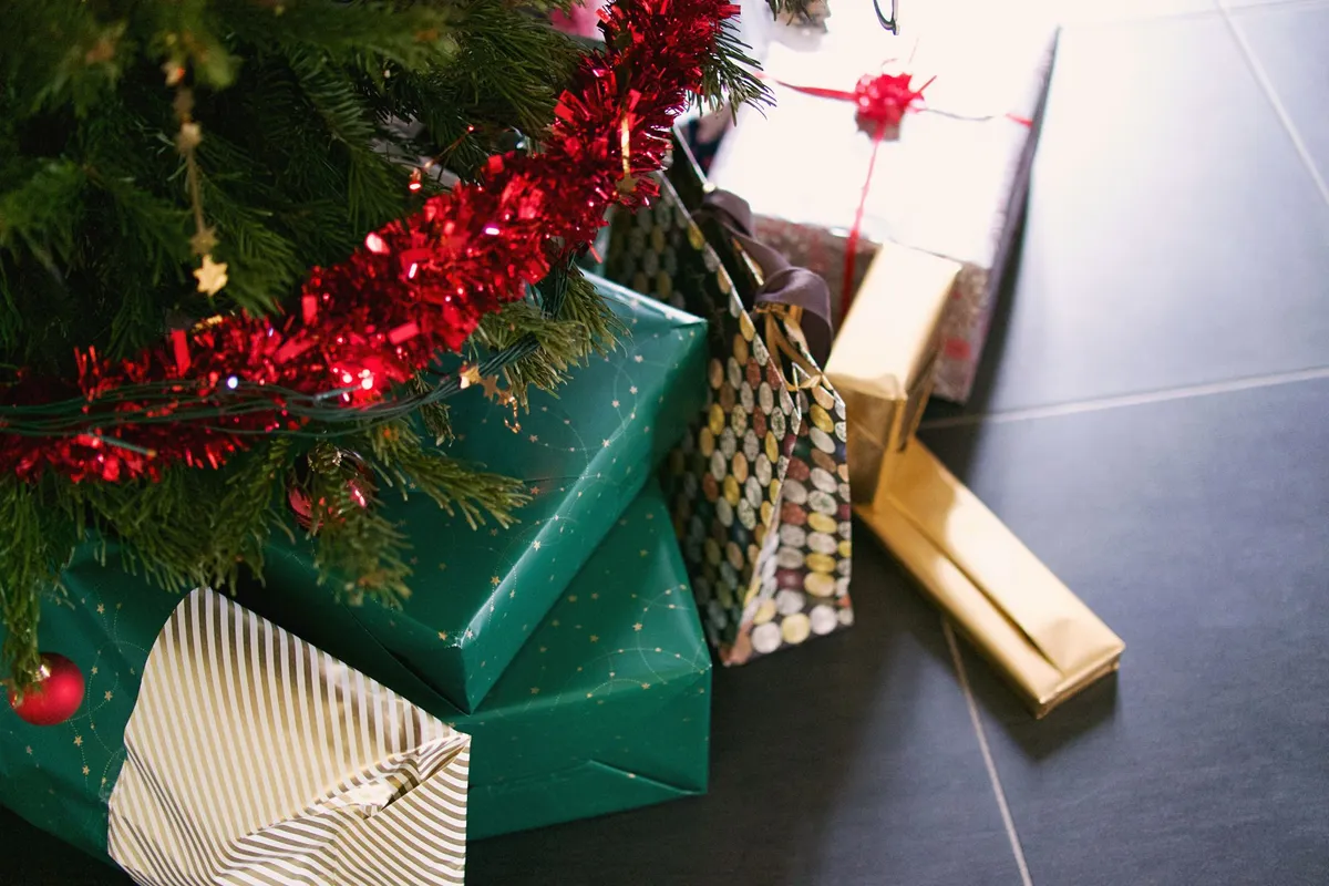 Regalos de Navidad envueltos sobre una mesa