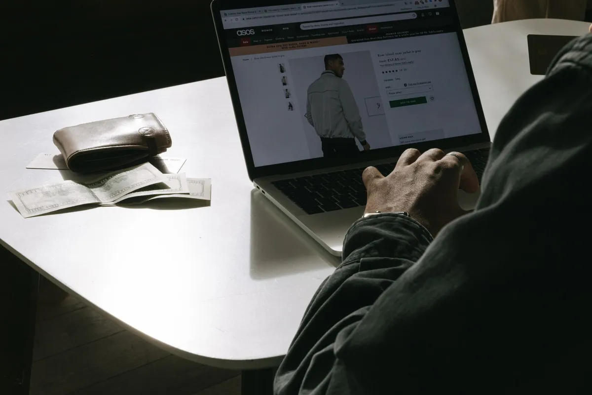 Persona che controlla una lista dei desideri sul portatile