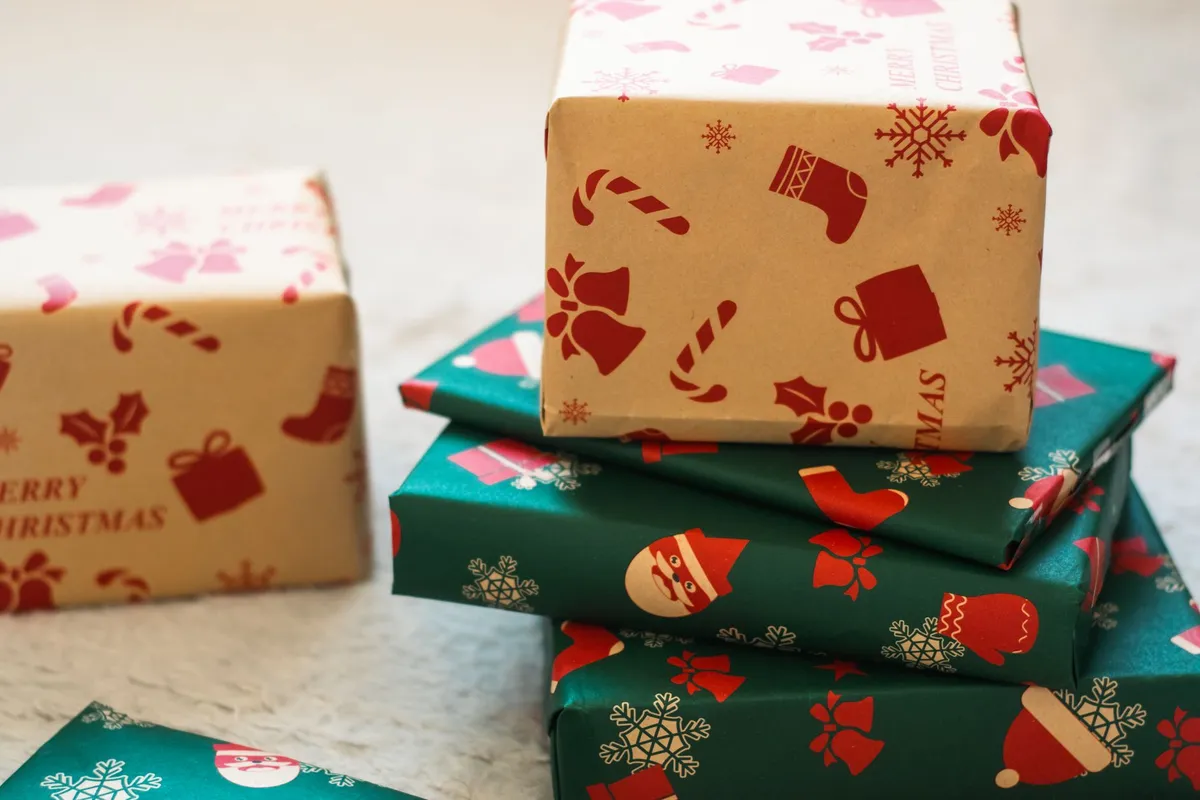 Regali di Natale incartati su un tavolo