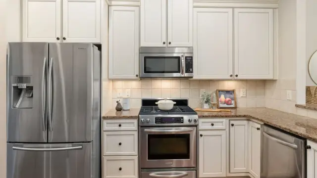 Friggitrice ad aria a forno con sportello in vetro su un piano di cucina