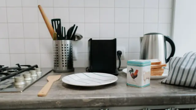 Friggitrice ad aria appoggiata sul piano di lavoro di una cucina