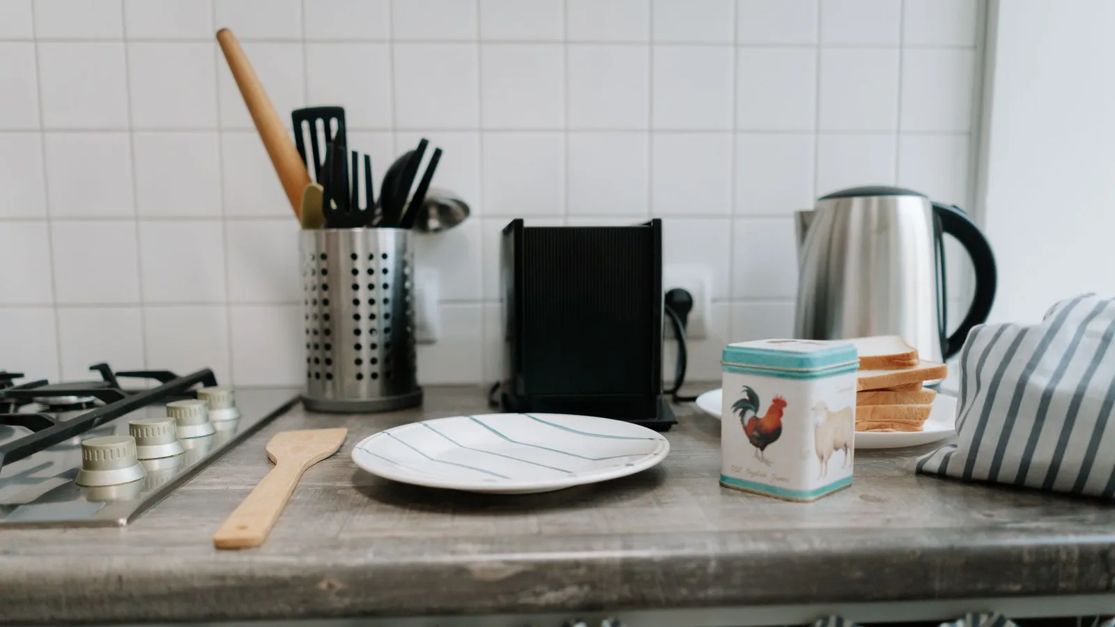 Friggitrice ad aria appoggiata sul piano di lavoro di una cucina