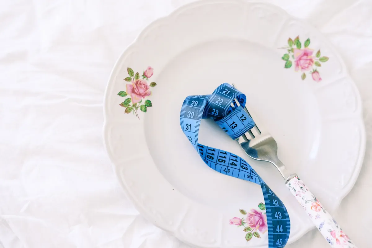 Cinta métrica sobre la encimera de la cocina