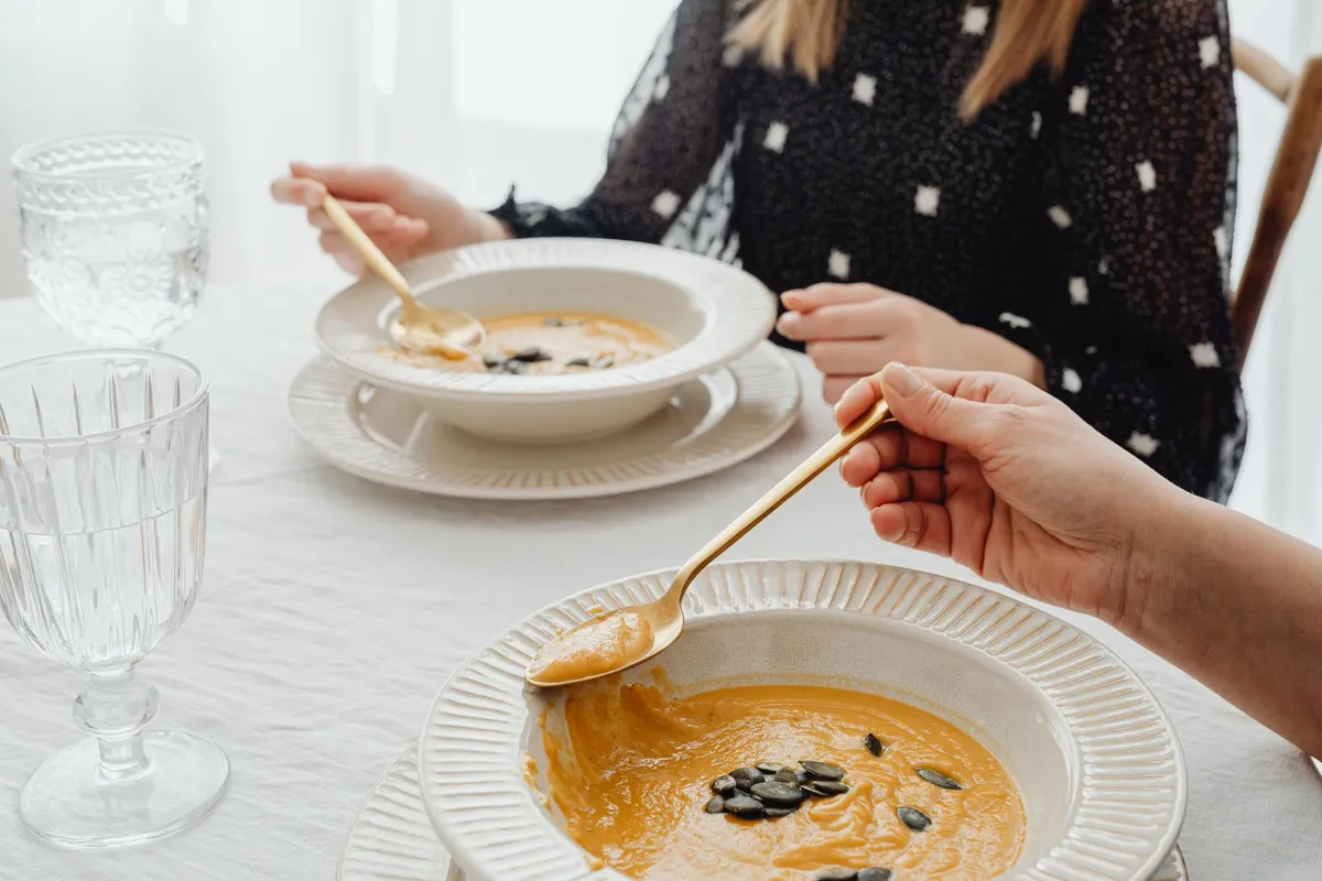 Vellutata di zucca in una ciotola