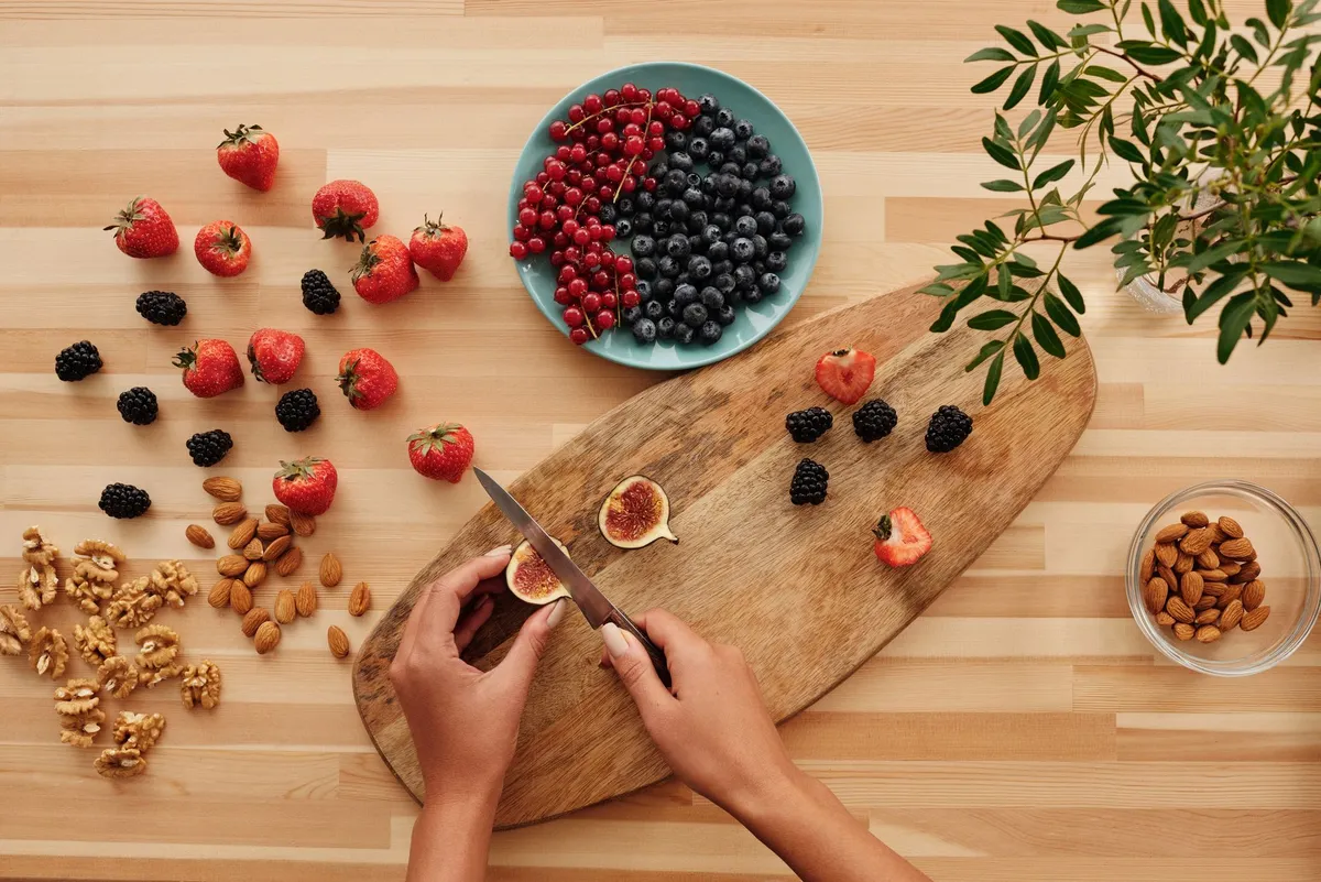 Frutta secca ed erbe tritate su un tagliere