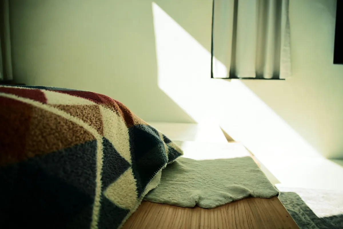 Dormitorio con ventana y luz de la mañana