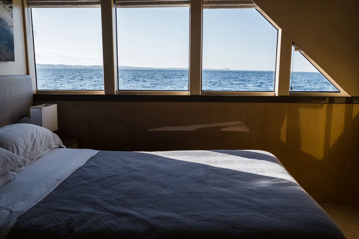 Camera da letto con finestra e luce del mattino