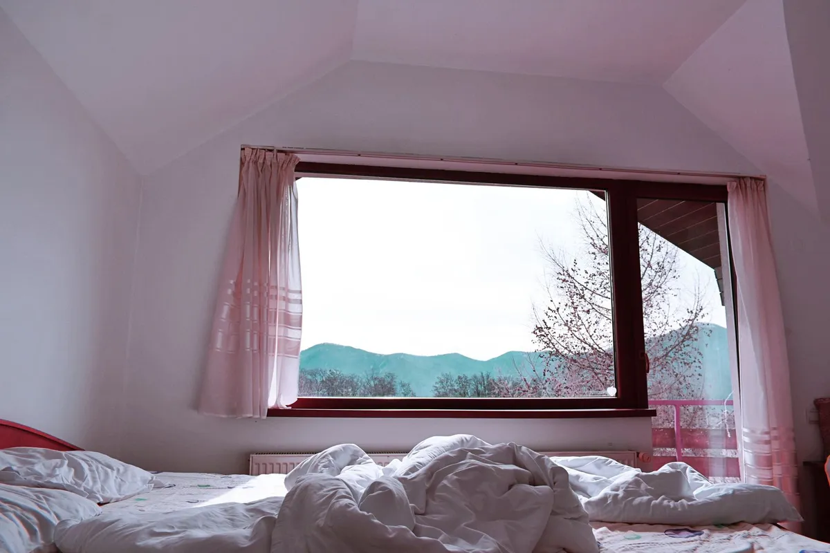 Dormitorio en una mañana de invierno con luz fría en la ventana