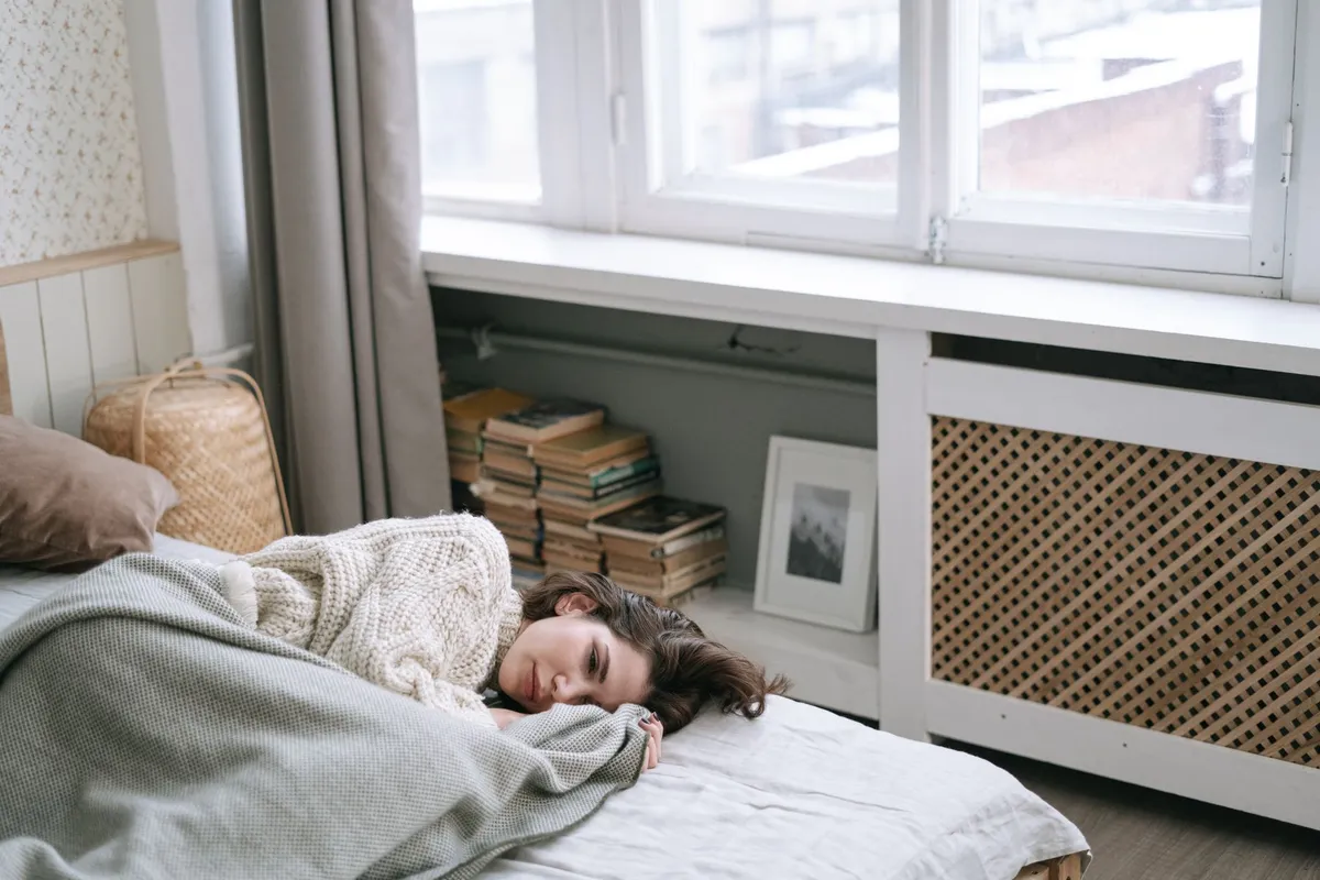 Camera da letto in una mattina d'inverno con luce fredda alla finestra